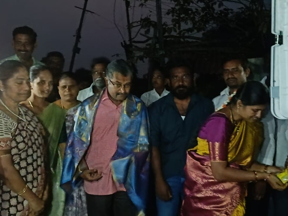 ప్రజల సౌకర్యార్థం ఎల్ఈడి లైట్లు ఏర్పాటు