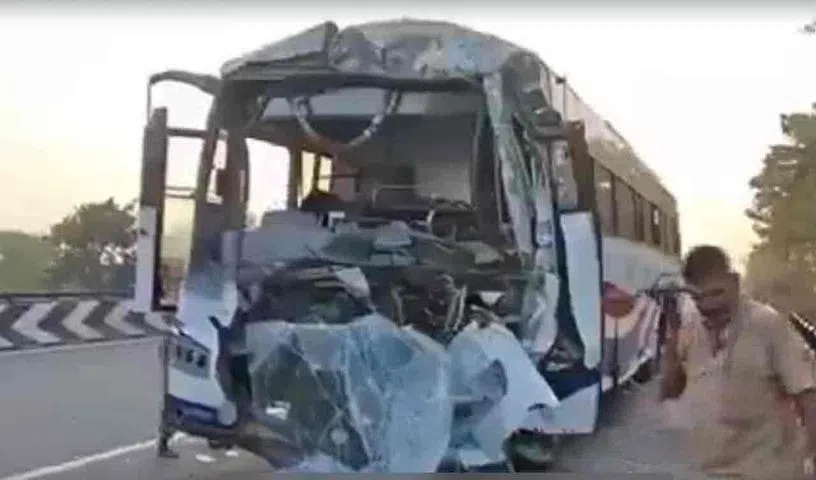 కంటైనర్‌ను ఢీకొట్టిన ఆర్టీసీ బస్సు