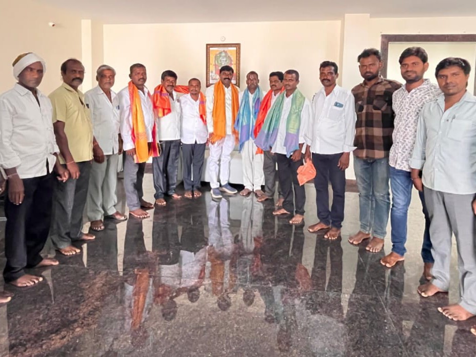 కోటాంచ ఆలయ ఛైర్మన్ ను సన్మానించిన.. గ్రామస్తులు