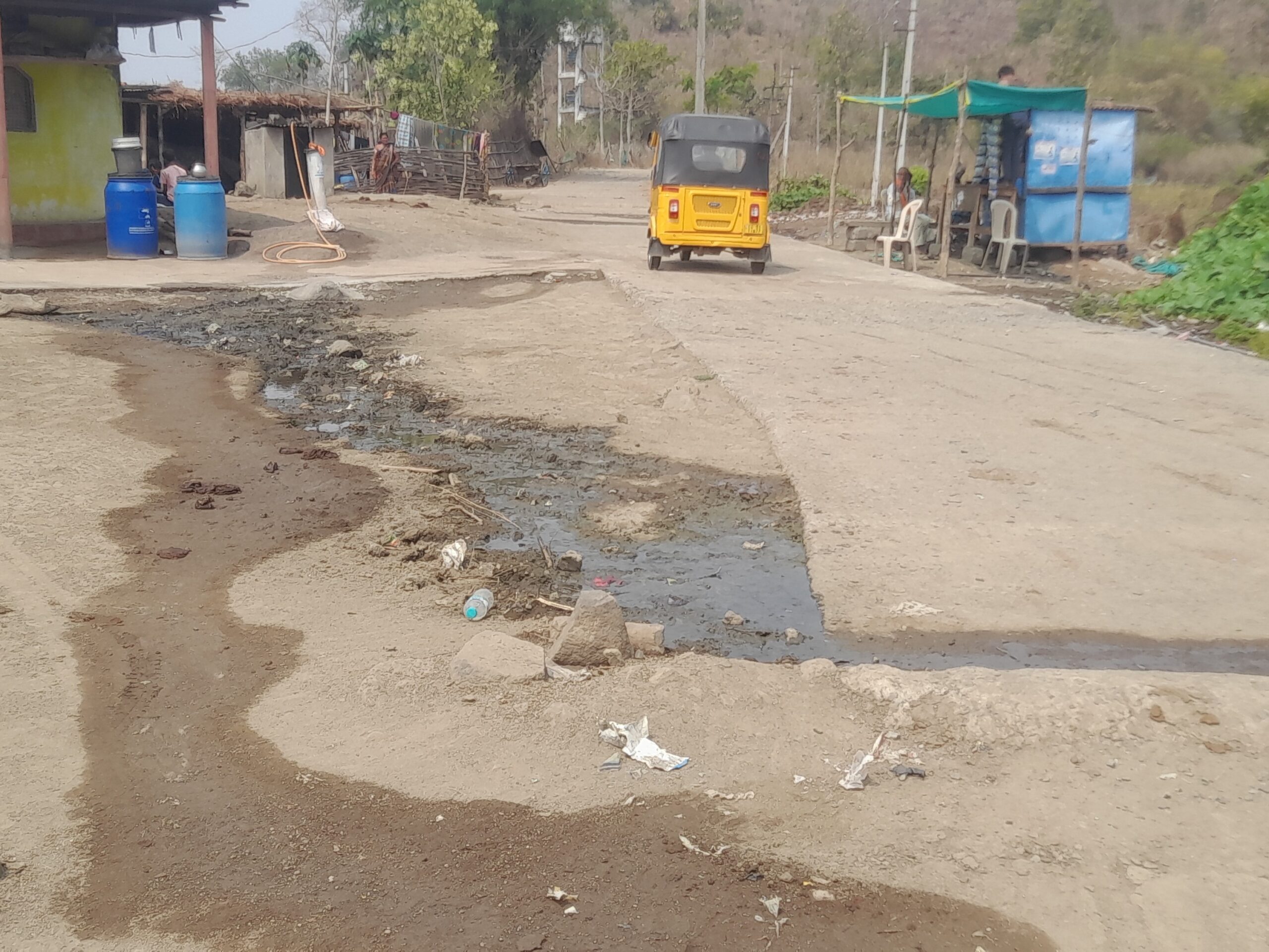 డ్రైనేజీ లేని దుస్థితి.. ఇబ్బందుల పడుతున్న ప్రజలు..!