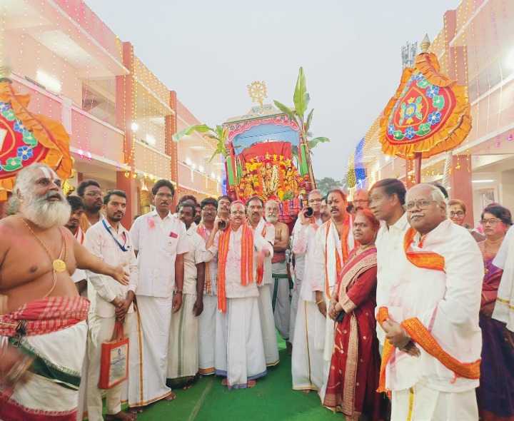 సింహాచలంలో ఘ‌నంగా డోలోత్స‌వం