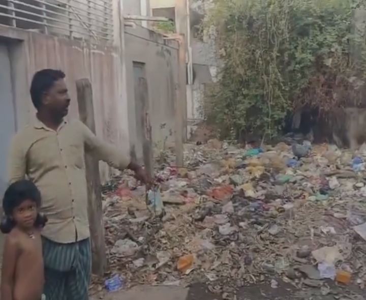 ‘చెత్త కంపు భరించలేకపోతున్నాం’