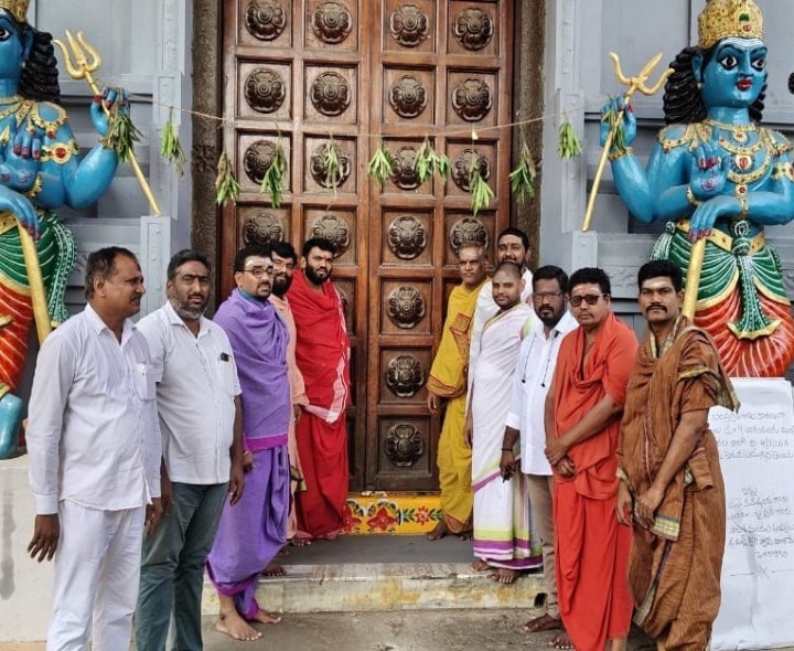 పెద్దకాకని శ్రీ మల్లేశ్వర స్వామి దేవస్థానం ద్వారం మూసివేత