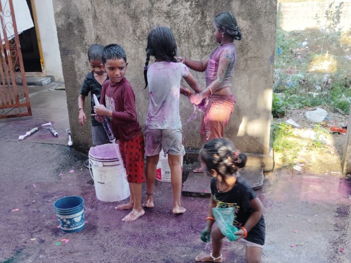 ఆనందోత్సాహాల మధ్య హోలీ పండుగ