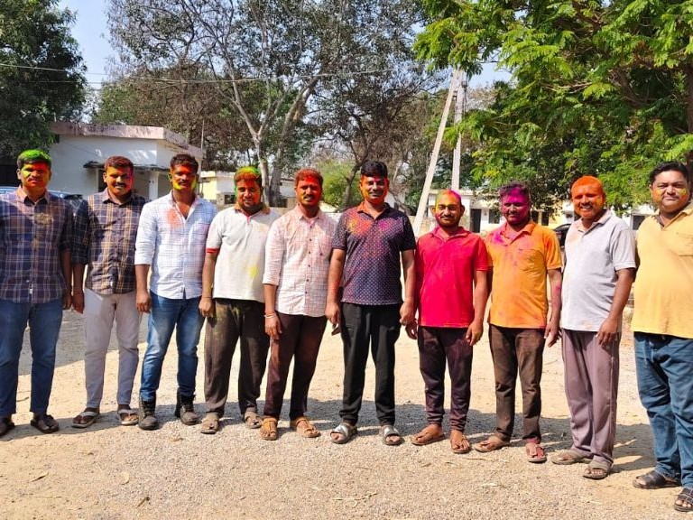 జర్నలిస్టులతో కలిసి ఎస్సై సాయిబాబు హోలీ సందడి