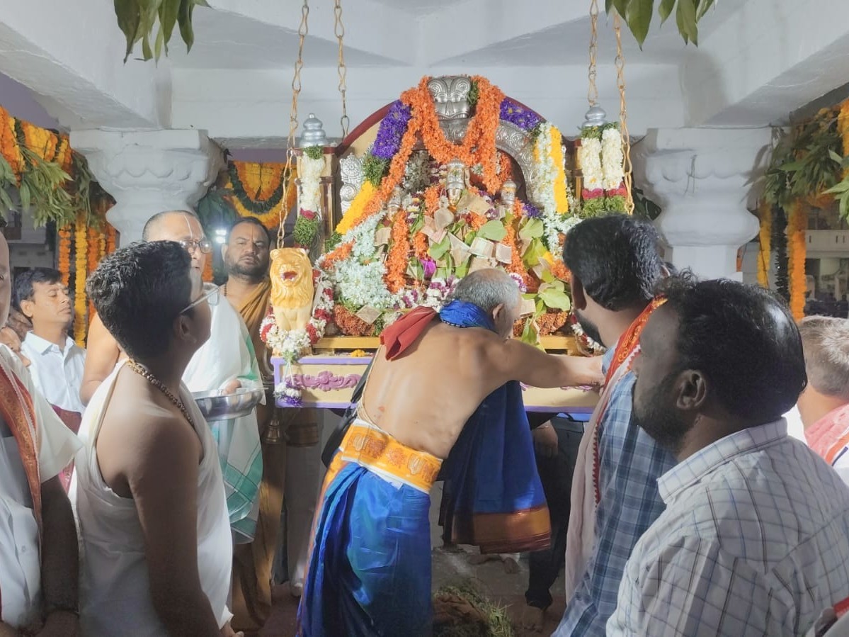 బ్రహ్మ పుష్కరిణి‌లో స్వామివారి డోలోత్సవం