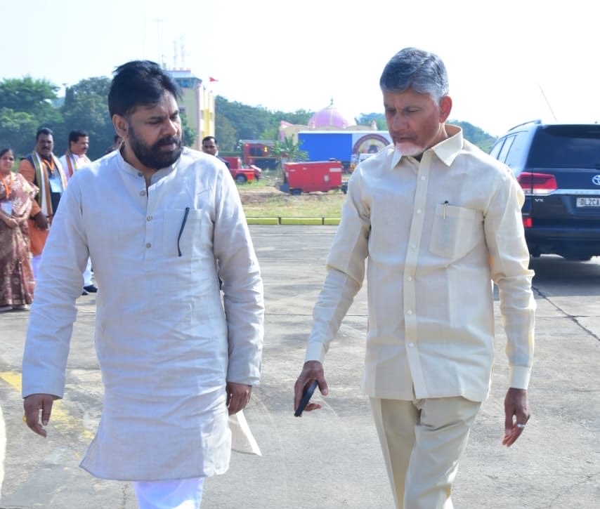 సీఎం చంద్రబాబును కలిసిన పవన్ కళ్యాణ్