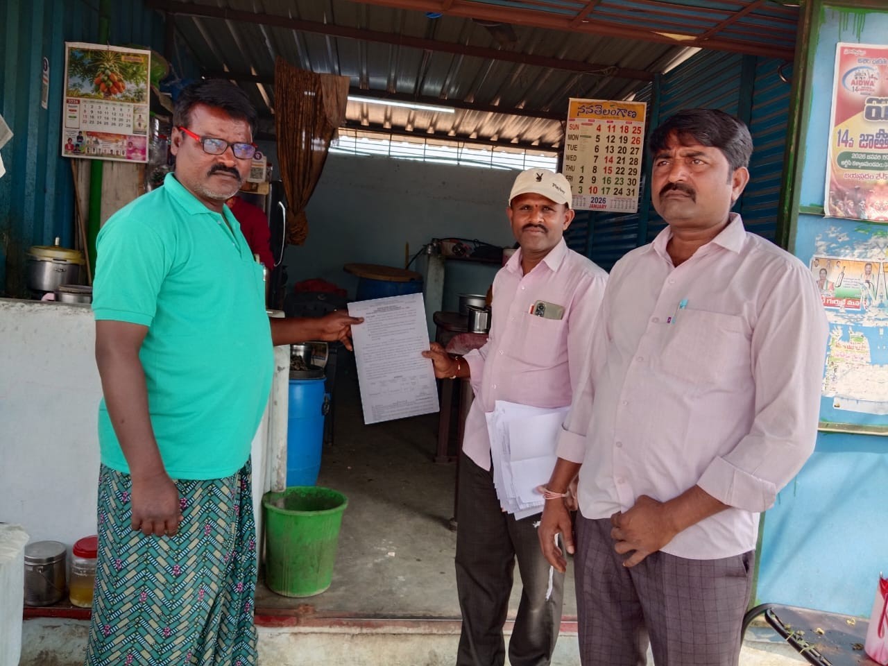 చిరు వ్యాపారస్తులకు నోటీసులు