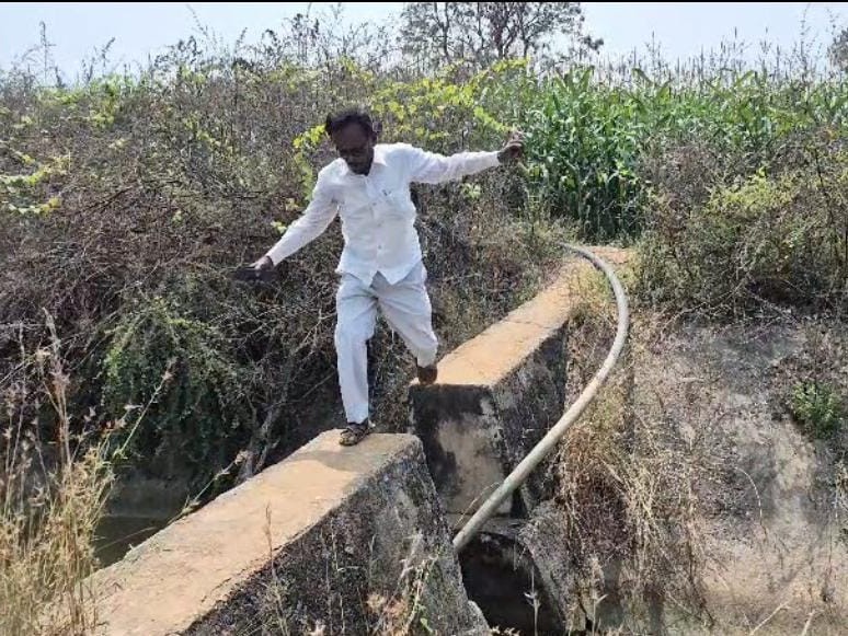 తన పొలానికి వెళ్లాలంటే కెనాల్ దాటాల్సిందే..!