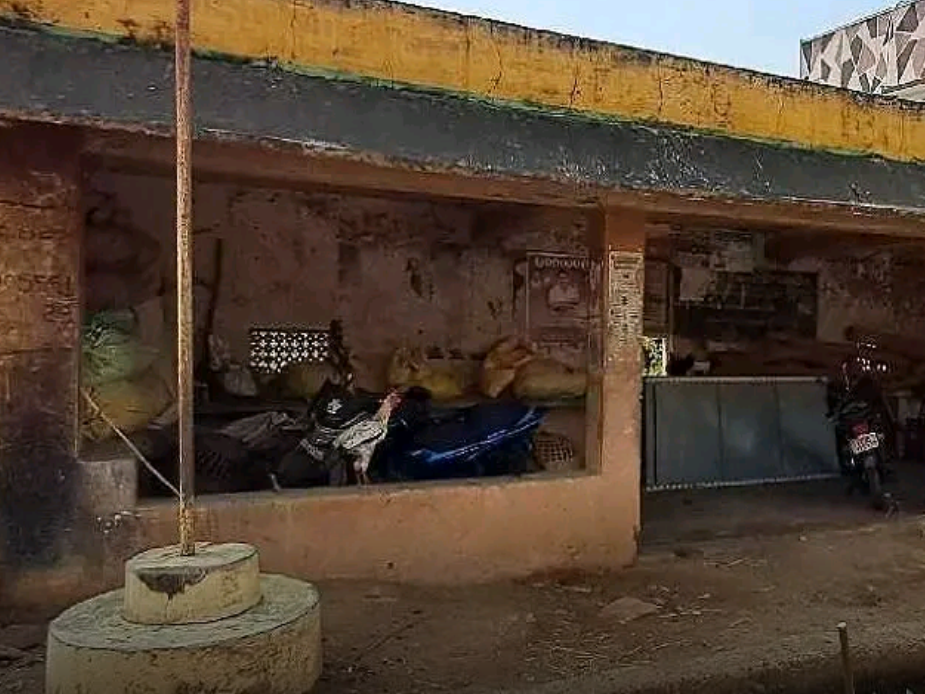 నిరూపయోగంగా బస్ షెల్టర్