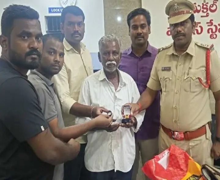 పోగొట్టుకున్న బంగారు ఆభరణాలు అప్పగింత