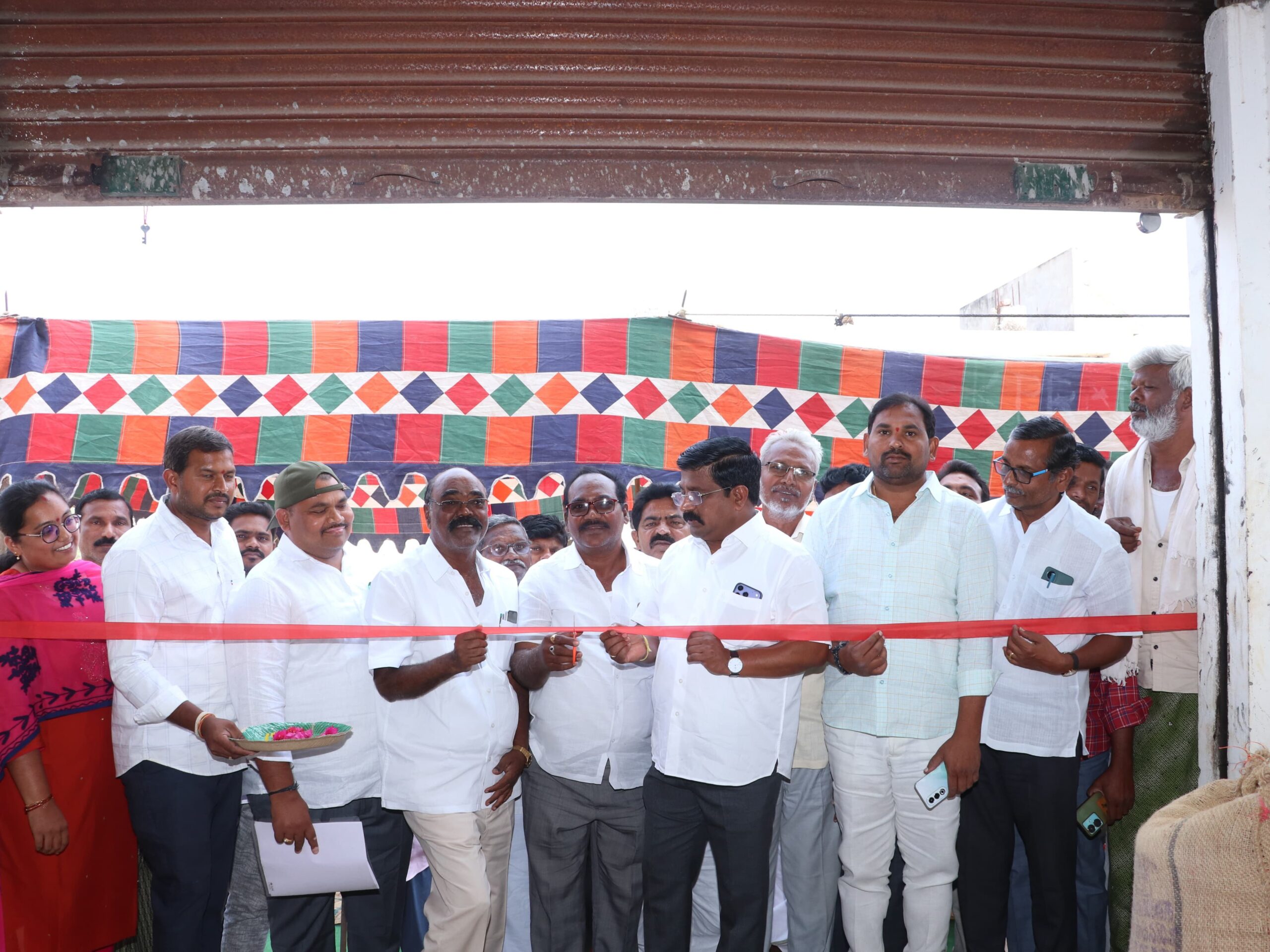 కందుల, శెనగలు కొనుగోలు కేంద్రాన్ని ప్రారంభించిన ఎమ్మెల్యే