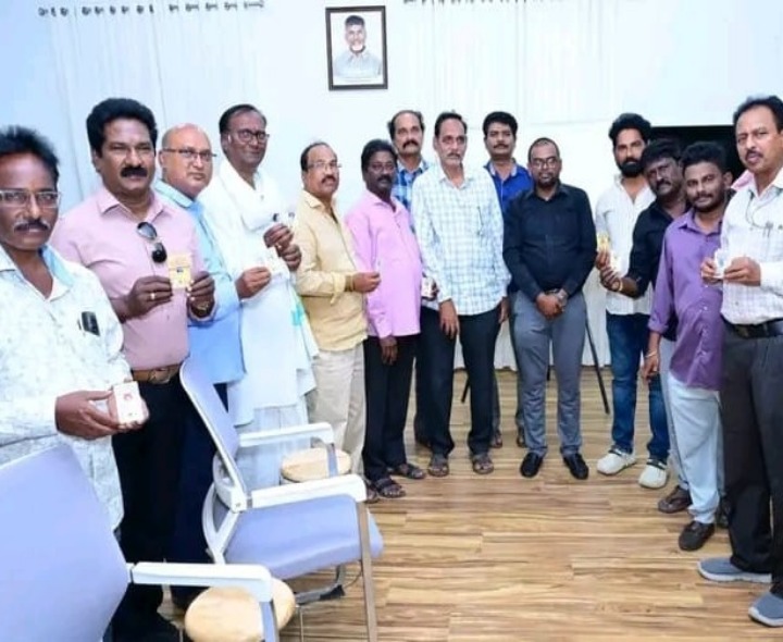 మీడియా ప్రతినిధులకు అక్రిడిటేషన్ కార్డులు పంపిణీ