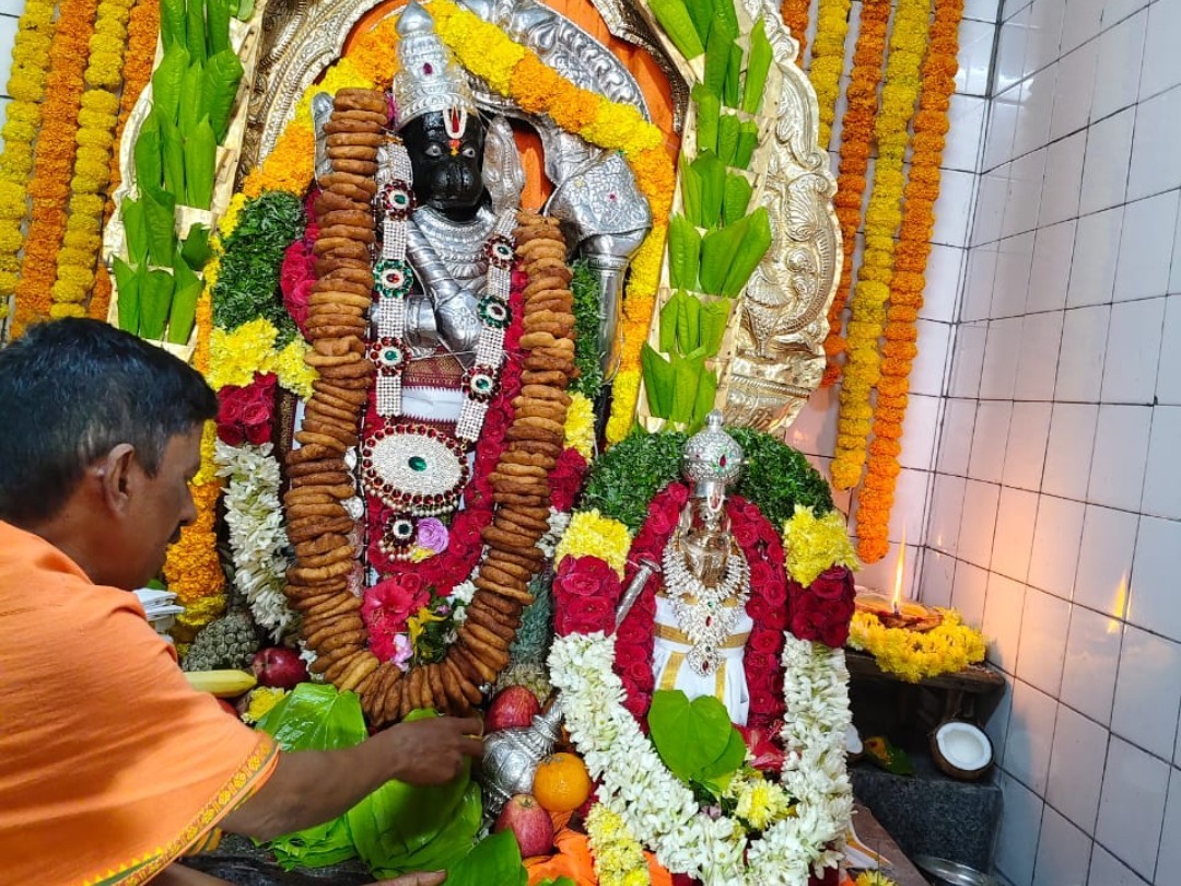 భక్త వీరాంజనేయుడికి విశేష పూజలు