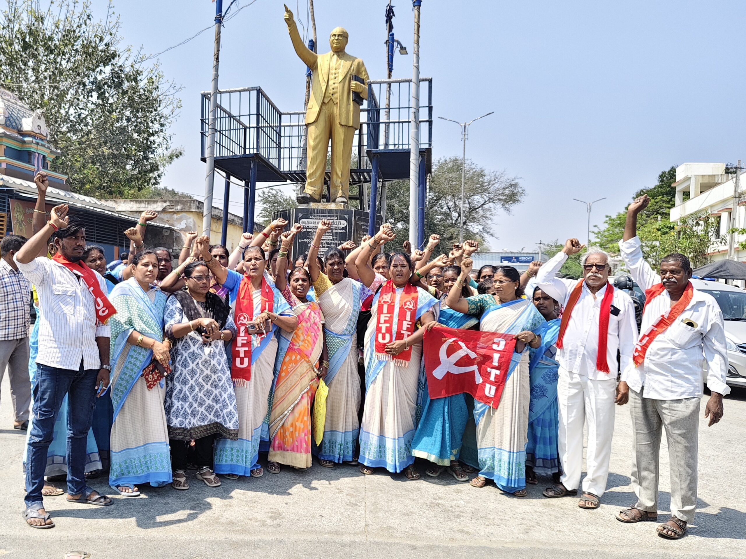 ధర్నా చేపట్టిన అంగన్వాడి కార్యకర్తలు