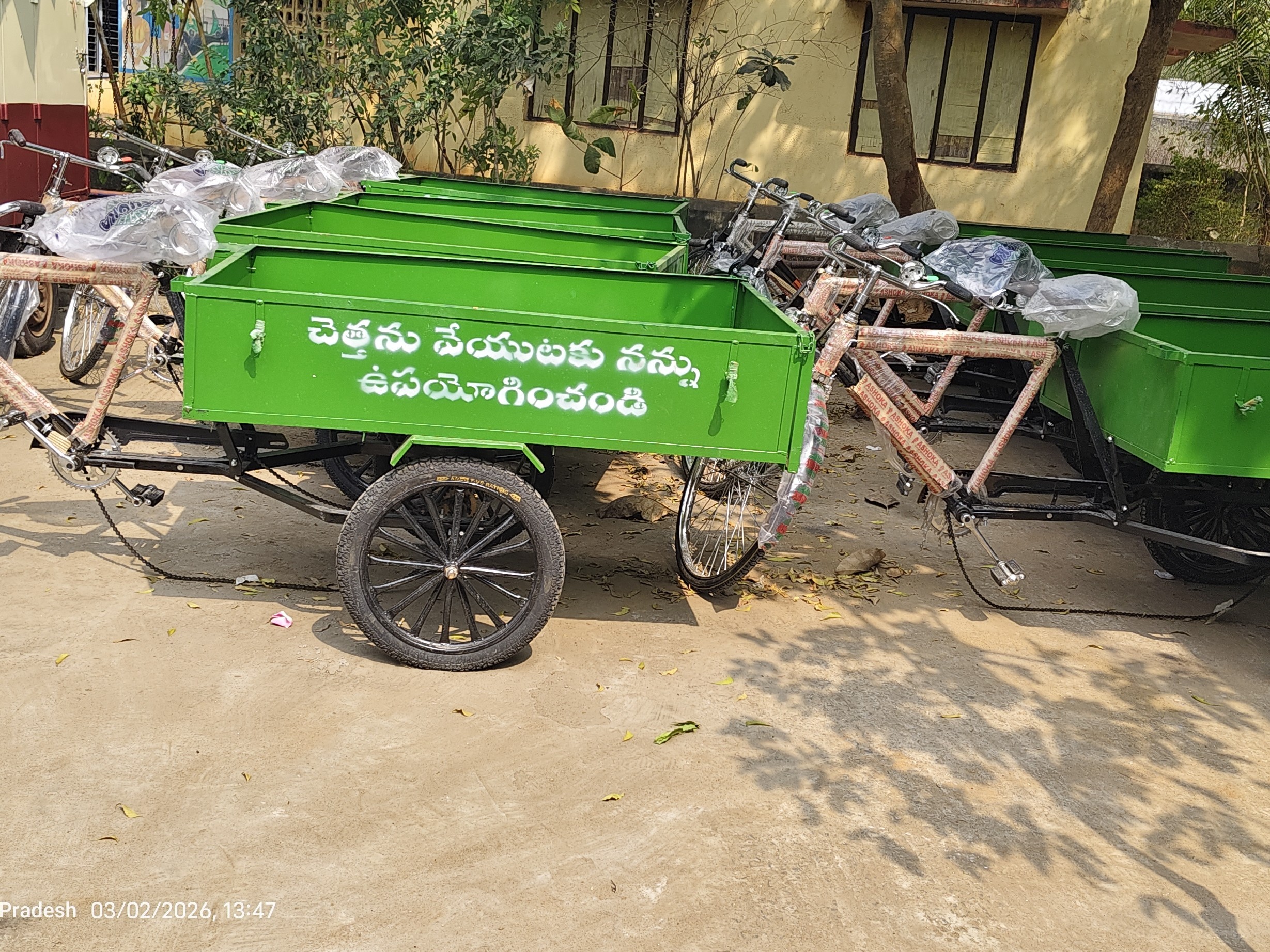 చెత్త వాహనాలు పంపిణీకి సిద్ధం