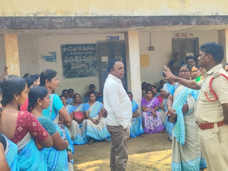 గుర్లలో అంగన్వాడీ కార్యకర్తల నిరసన