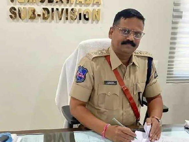 నూతన డీఎస్పీగా  బాధ్యతల స్వీకరించిన శ్రీనివాసులు