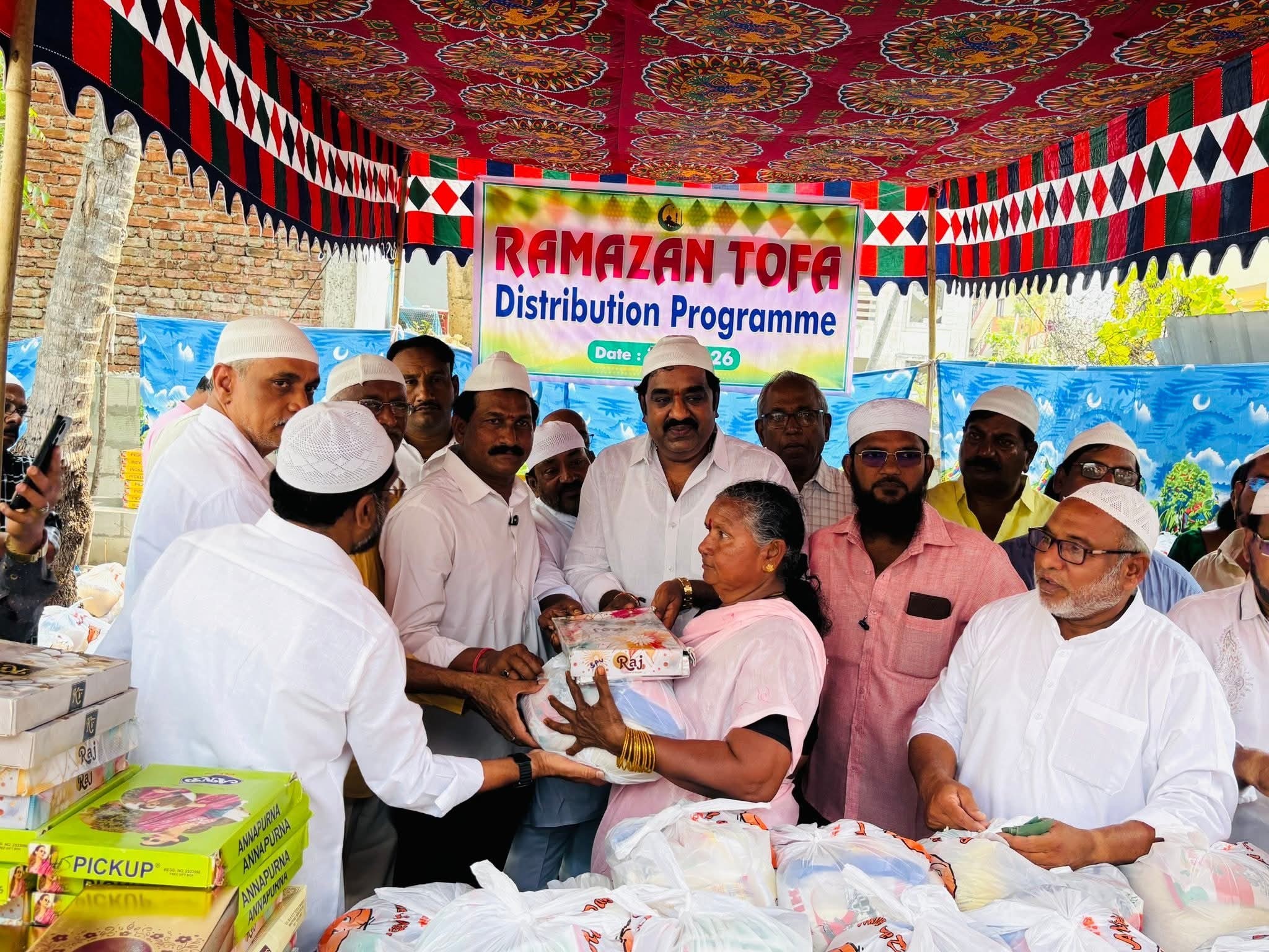 నరసాపురంలో రంజాన్ తోఫా పంపిణీ
