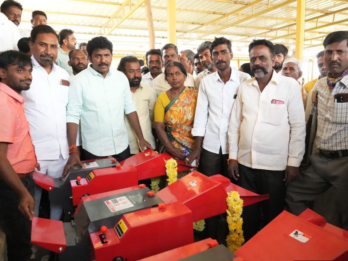 రైతులకు చాఫ్ కట్టర్లు పంపిణీ చేసిన ఎమ్మెల్యే