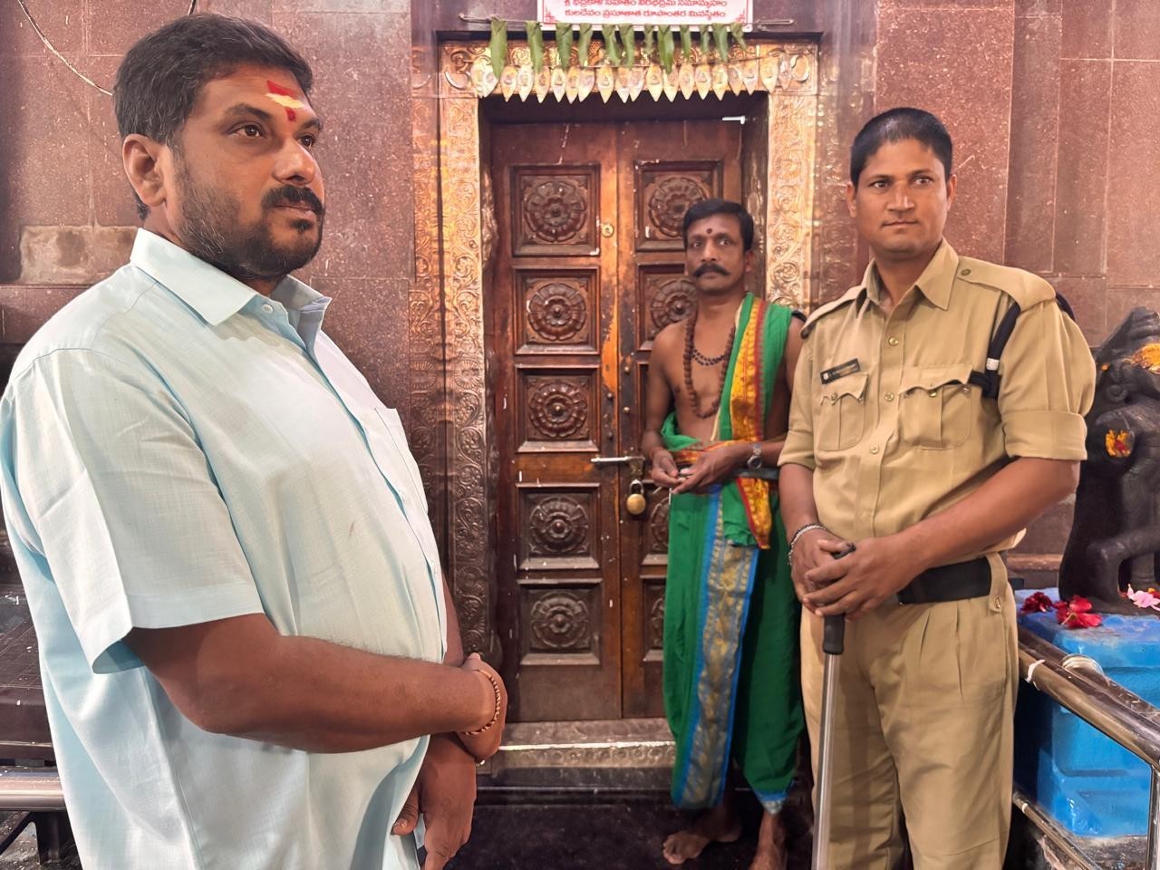 కురవి వీరన్న ఆలయం ద్వారబంధనం