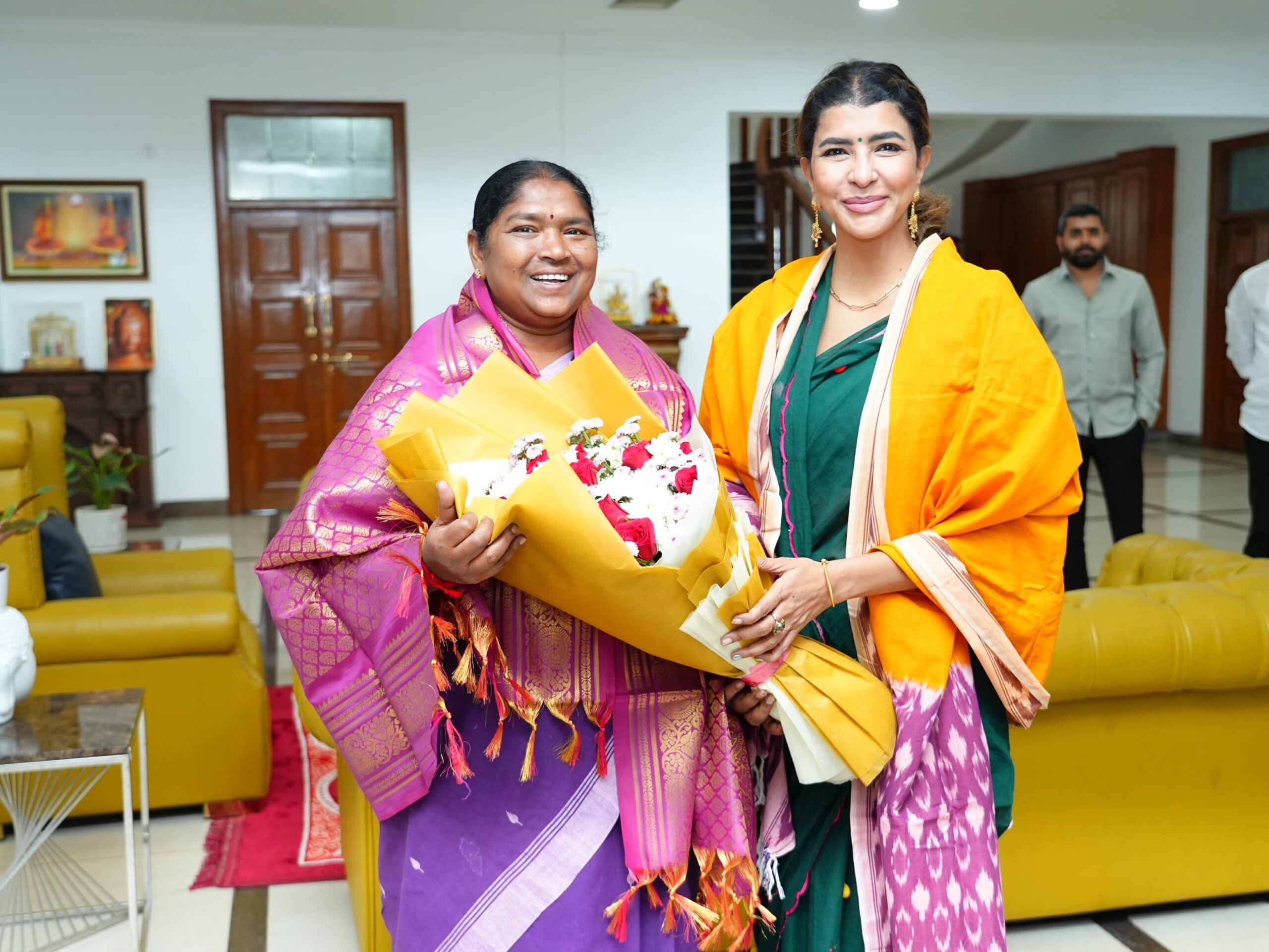 మంత్రి సీతక్కను కలిసిన సినీనటి మంచు లక్ష్మి