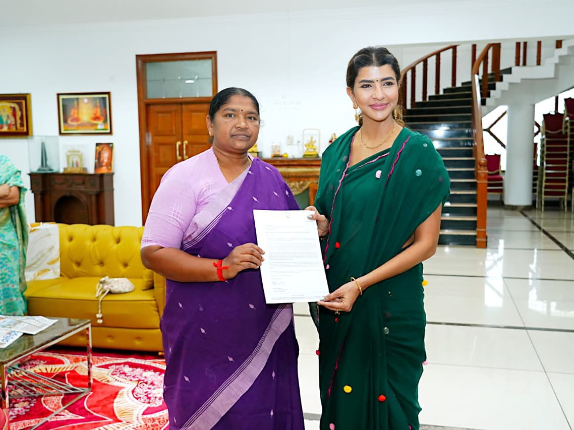 మంత్రి సీతక్కను కలిసిన మంచు లక్ష్మి