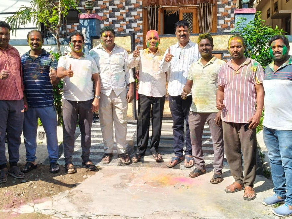 హోలీ సంబరాలు జరుపుకున్న విద్యుత్ ఉద్యోగులు