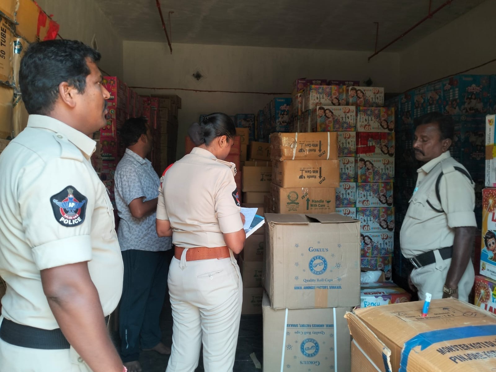 ఫైర్ సేఫ్టీ తనిఖీలు చేసిన కార్వేటినగరం ఎస్సై