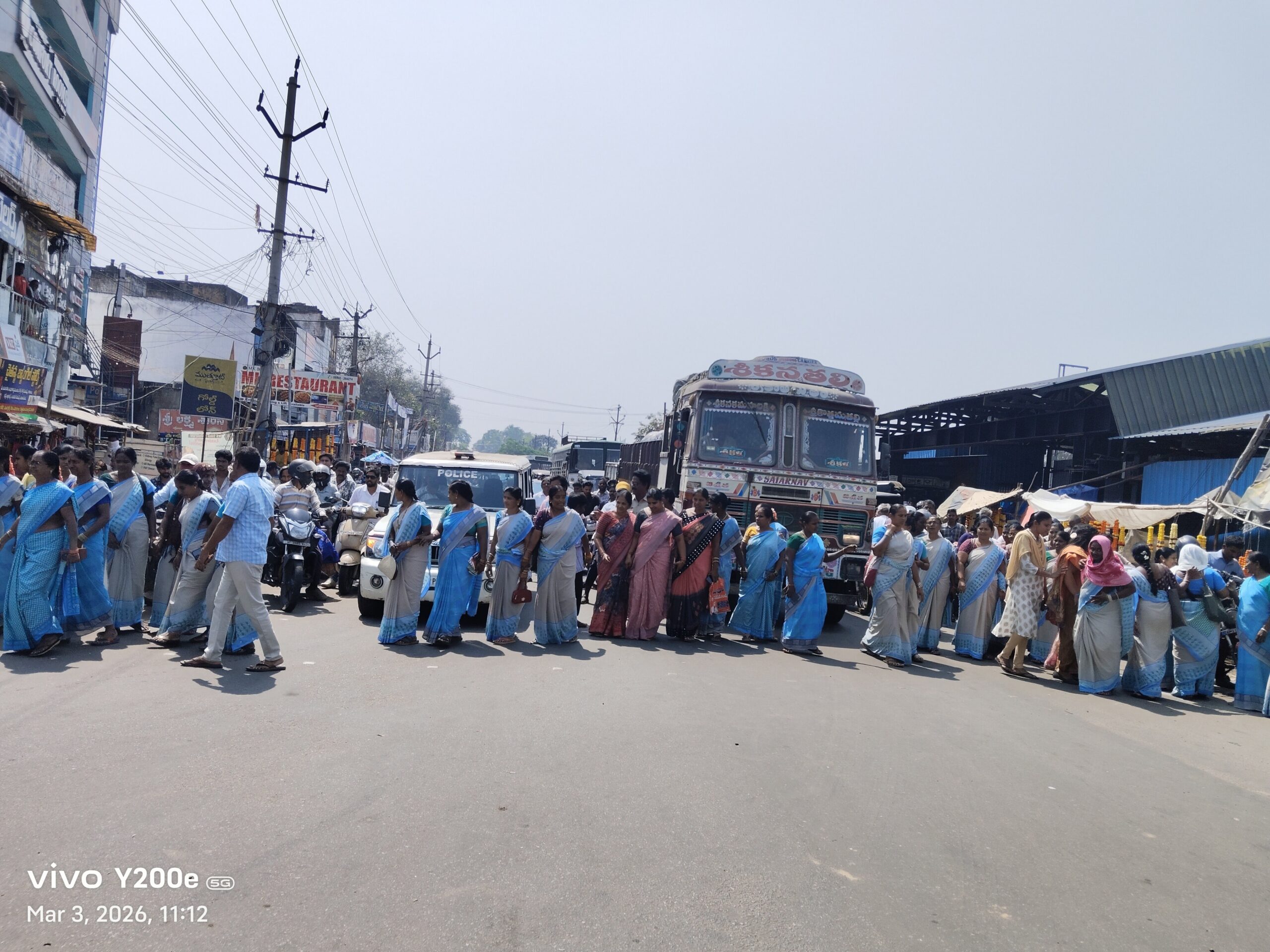 అంగన్వాడీ కార్యకర్తల రాస్తారోకో