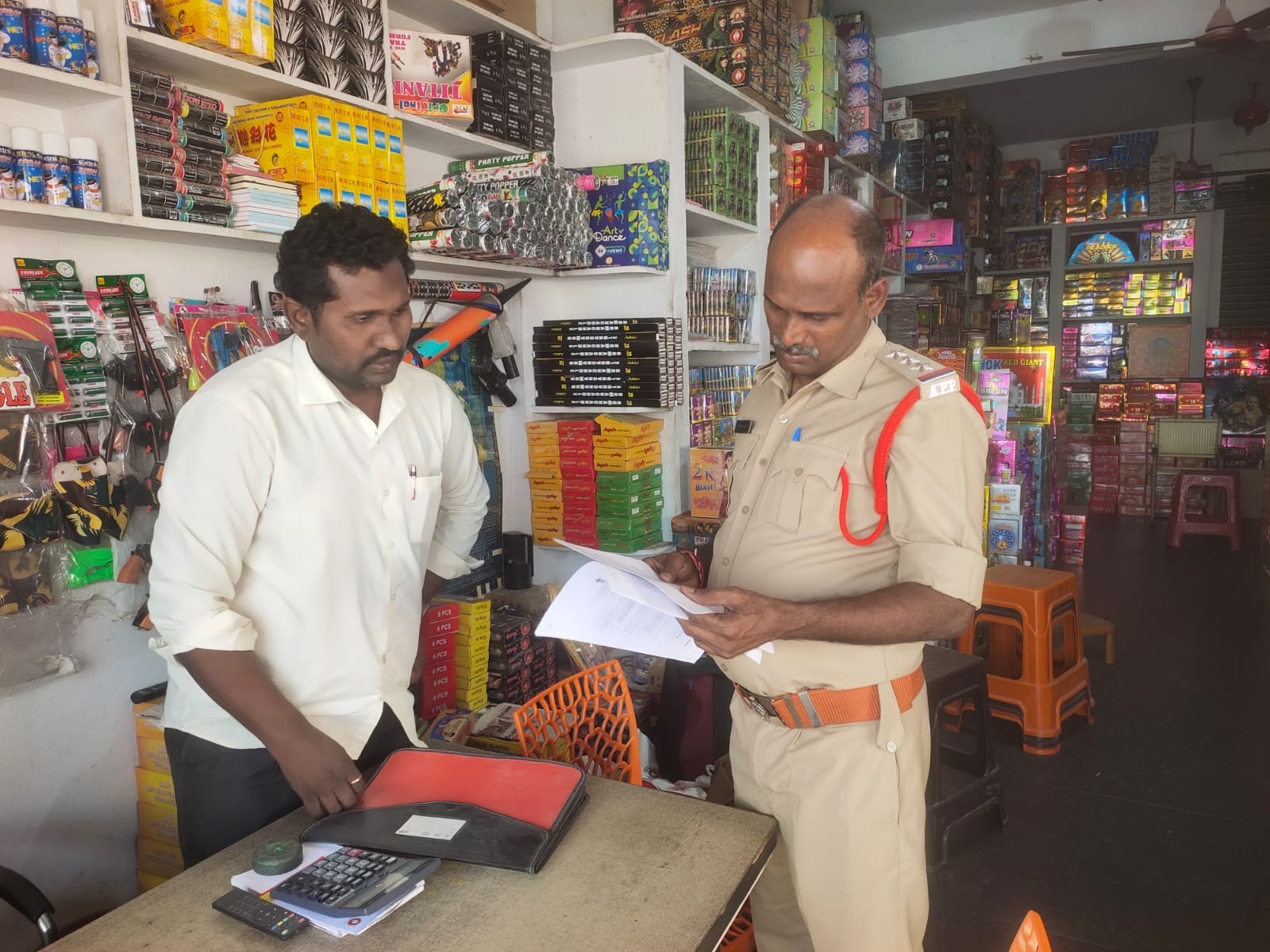 బాణాసంచా దుకాణాలపై ఆకస్మిక తనిఖీలు