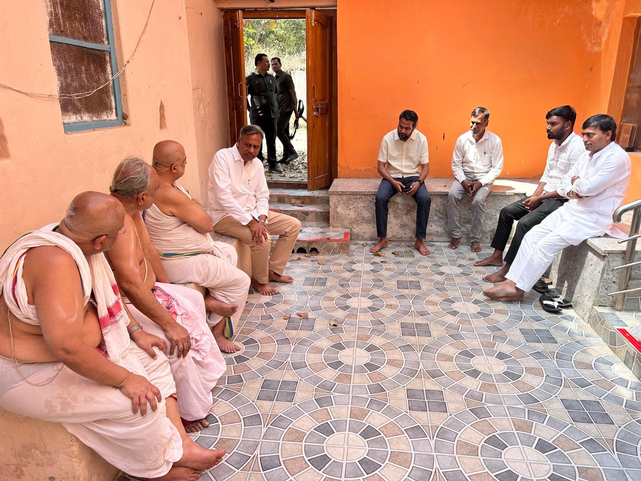 చిలుకూరు బాలాజీ ప్రధాన అర్చకులు కుటుంబానికి MLA పరామర్శ