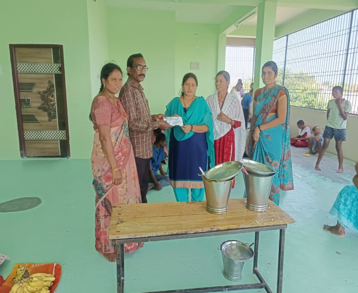 అనాధ ఆశ్రమంలో అన్నదానం, పండ్లు పంపిణీ