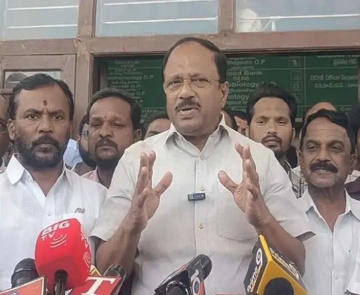 మృతదేహంపై కుక్కల దాడి.. మాజీ మంత్రి ఆగ్రహం