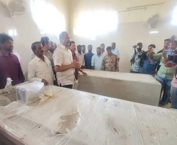 ‘హాస్పిటల్స్‌పై ప్రభుత్వం దృష్టి పెట్టాలి’