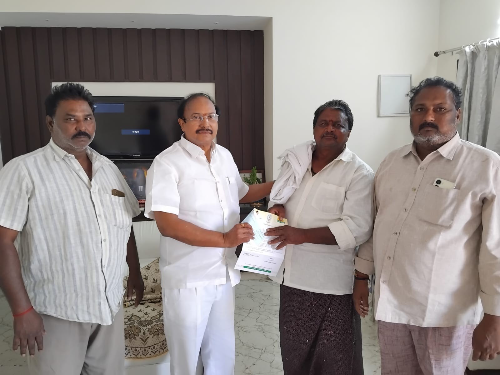 సీఎం రిలీఫ్ ఫండ్ చెక్కును పంపిణీ చేసిన మాజీ ఎమ్మెల్యే