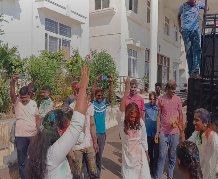 ఎస్పీ కార్యాలయంలో మహిళా ఎస్సైల నృత్యాలు