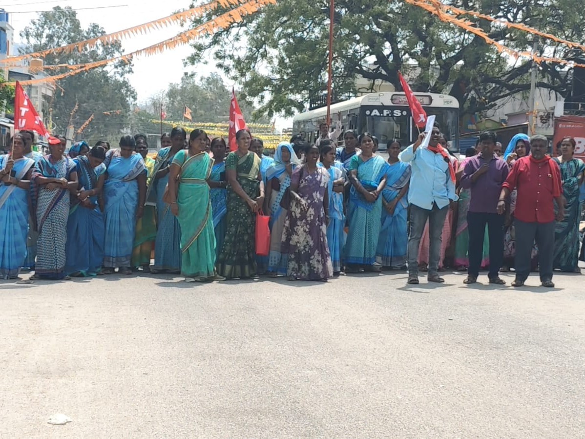 సోమందేపల్లిలో అంగన్వాడీ కార్యకర్తల ధర్నా