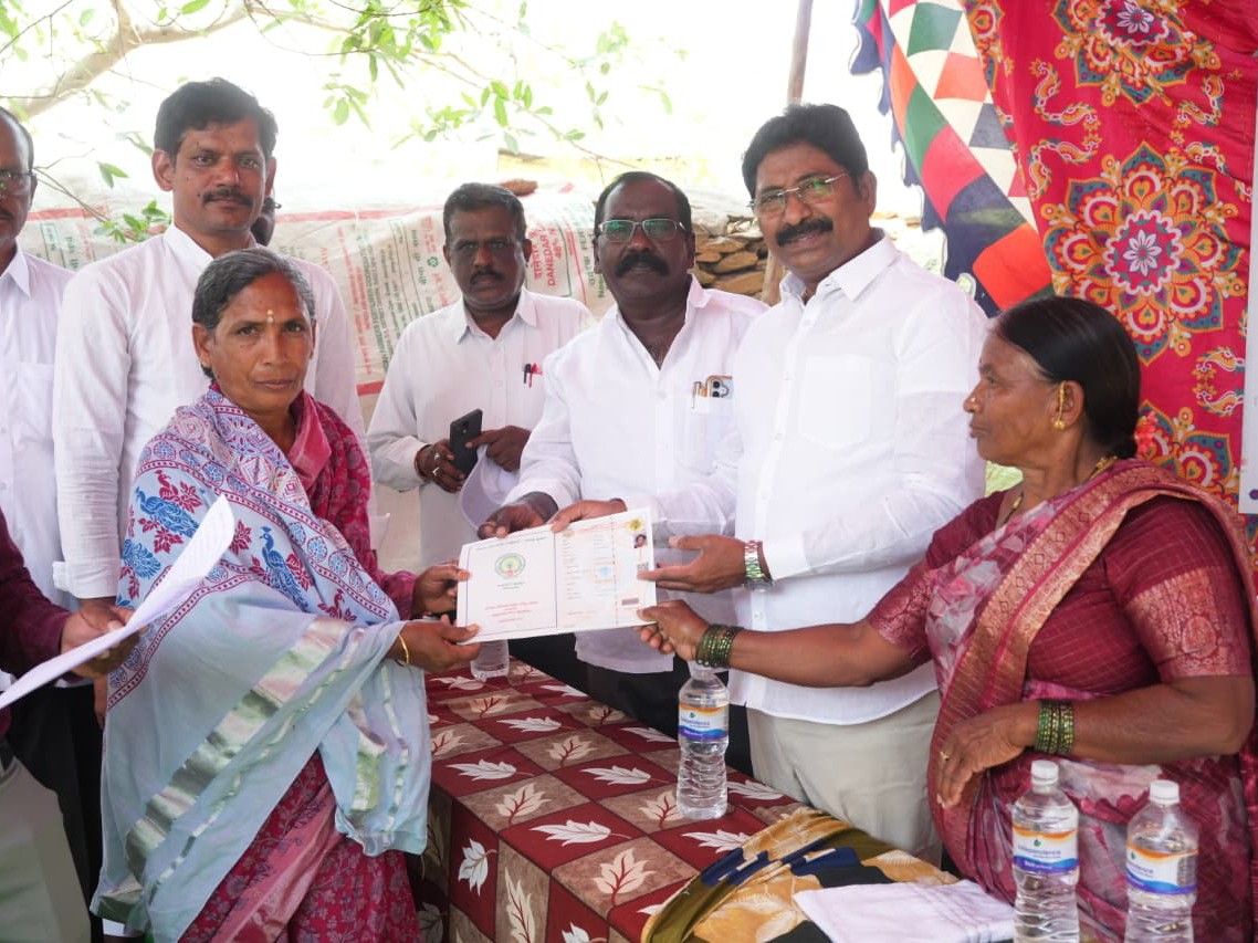 గిద్దలూరులో పట్టాదారు పాసు పుస్తకాలను పంపిణీ