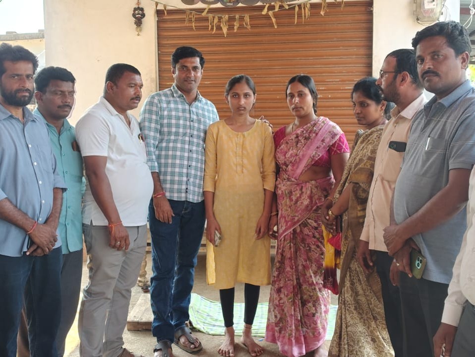 మిత్రుని కుటుంబానికి అండగా నిలిచిన చిన్ననాటి మిత్రులు