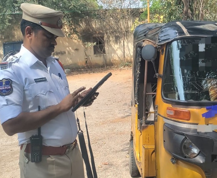 మద్యం సేవించి ఆటోలు నడపొద్దు: ఎస్సై