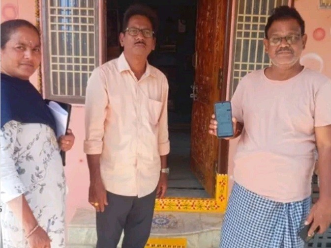 ఇంటి పన్ను వసూళ్లను పరిశీలించిన ఎంపీడీవో