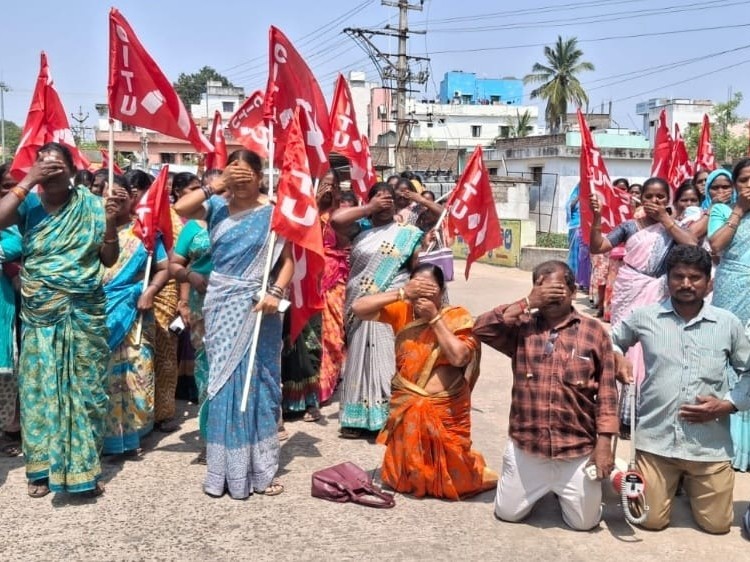 కళ్లకు చేతులు అడ్డం పెట్టుకుని నిరసన