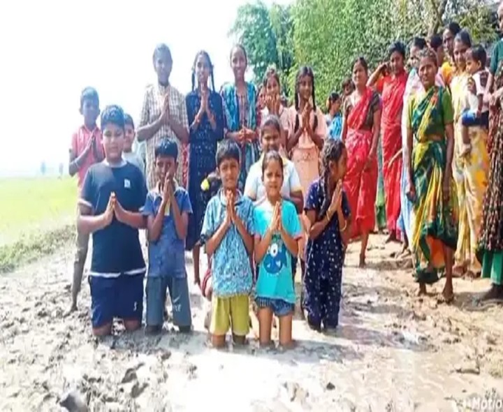 దారి కావాలంటూ.. విద్యార్థులు వినూత్న నిరసన