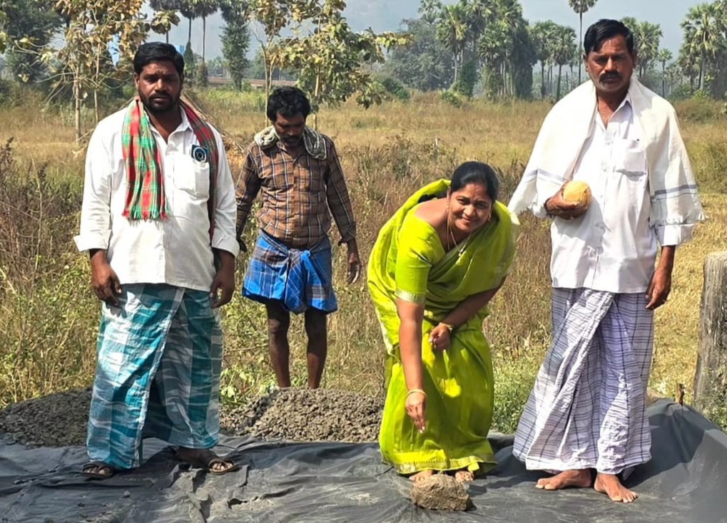 సీసీ రోడ్డు నిర్మాణానికి శంకుస్థాపన