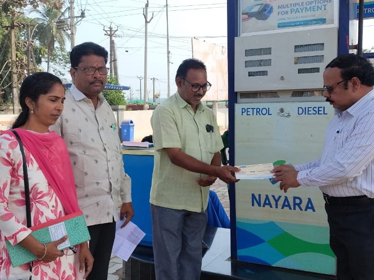 పన్ను చెల్లించాలంటూ లబ్ధిదారుల కోరిన ఎంపీడీవో