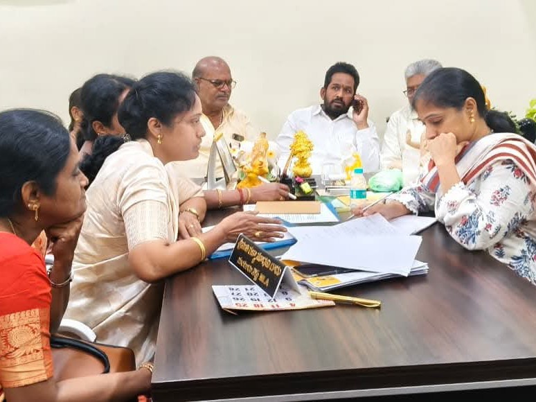 మహిళా గ్రీవెెన్స్ కార్యక్రమం నిర్వహించిన ఎమ్మెల్యే