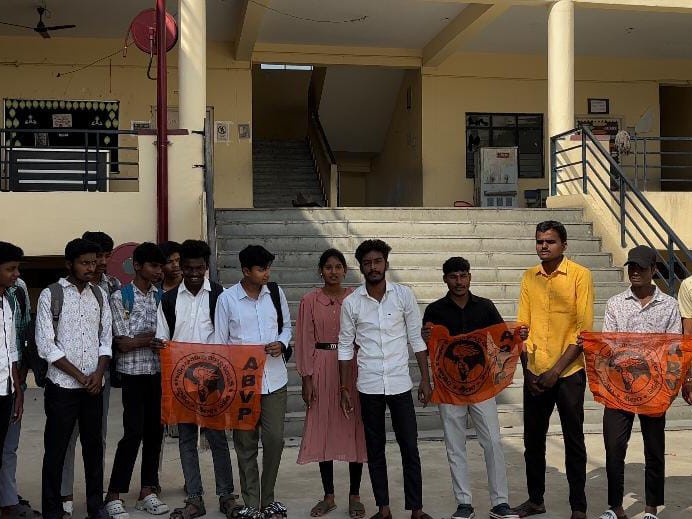 ‘ఈ పాఠశాలను నడిపిస్తున్న వారిపై చర్యలు తీసుకోవాలి’