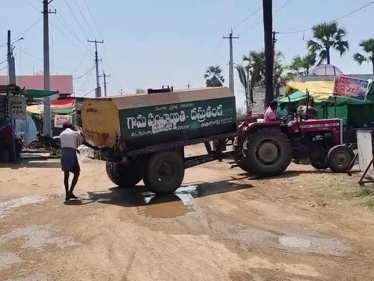 దుమ్ము లేవకుండానీళ్లు చల్లరిస్తున్న జీప్ సిబ్బంది