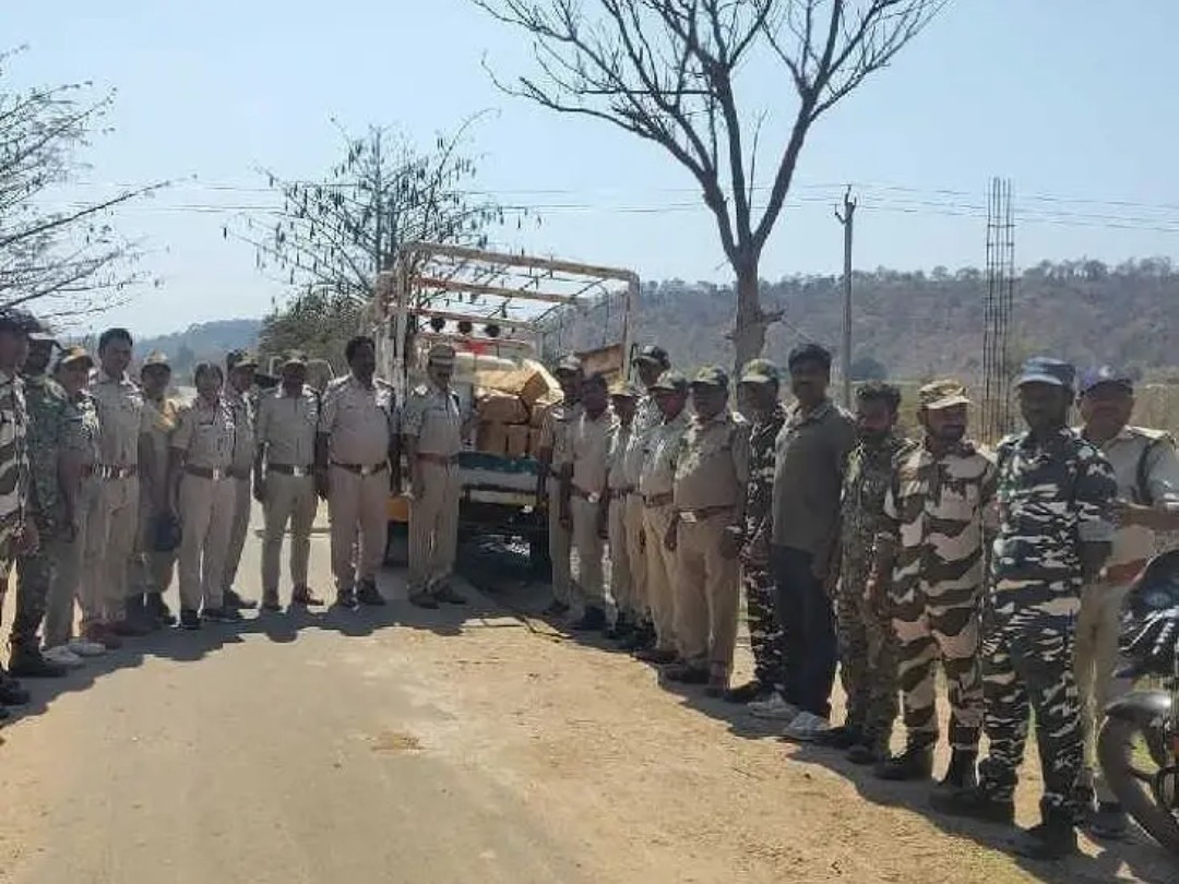 అక్రమంగా నిల్వ ఉంచిన కలప పట్టివేత